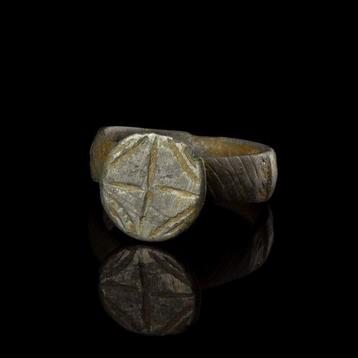 Middeleeuwen, kruisvaardersperiode Zilver Ring met kruis, Antiek en Kunst
