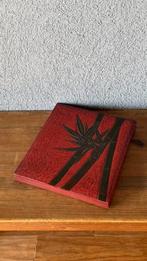 Doos - diep vermiljoenrode laklaag met een rijkelijk