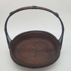 Traditionele Japanse handgeweven bamboe mand met ijzeren