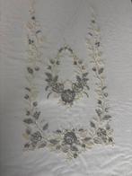 Kostbaar gordijnstof, Franse tule met borduursel en rand aan