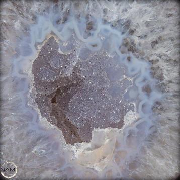 Chalcedoine et Agate Naturellement Coupée en Géode Sur