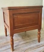 Chaise - Petite armoire de chambre ancienne, faite main en