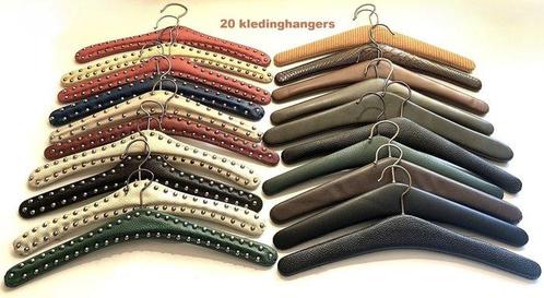Kapstok - Twintig vintage kledinghangers - Skai, hout,, Antiek en Kunst, Kunst | Designobjecten