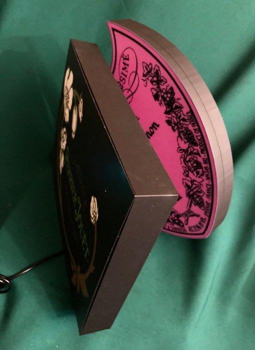 Reclamebord met achtergrondverlichting (2) - Eerbetoon aan, Verzamelen, Wijnen