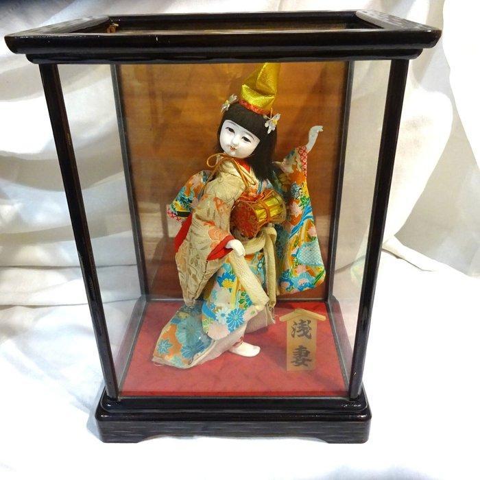 Geisha - Kabuki-pop in een vitrine - Japan - 20e eeuw, Antiek en Kunst, Antiek | Overige Antiek