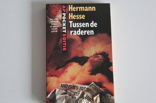 Tussen de raderen / AP-pocketeditie 9789029520041, Boeken, Romans, Gelezen, Verzenden