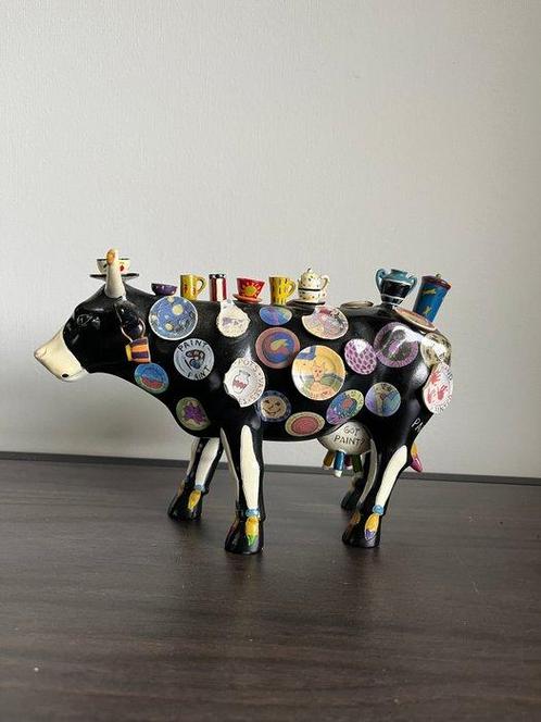 Beeldje - Koe met borden van de cowparade - Poly resin, Antiek en Kunst, Curiosa en Brocante
