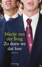 Zo doen we dat hier 9789026340819 Martje van der Brug, Boeken, Verzenden, Zo goed als nieuw, Martje van der Brug