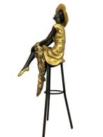 Beeldje - A seated lady - Brons, Marmer