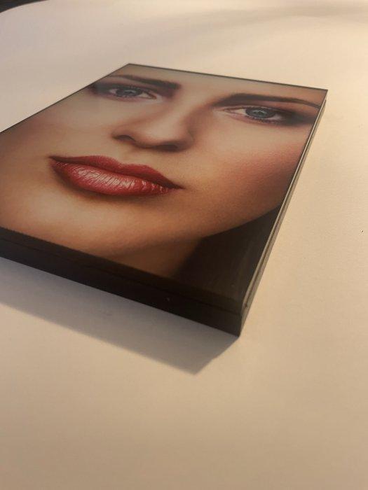 Erwin Olaf (1959–2023) - Paradise Portraits - Saskia, Antiek en Kunst, Kunst | Designobjecten