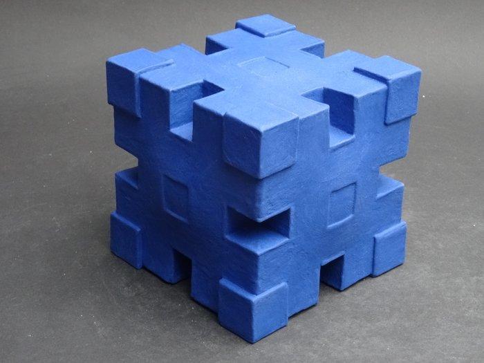 Hans Meeuwsen - sculptuur, 2025 - 70 Indisch blauwe kubus, Antiek en Kunst, Kunst | Designobjecten