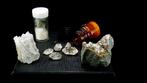 Oude doos met Italiaanse mineralen: Philippsite, kwarts, Verzamelen, Mineralen en Fossielen
