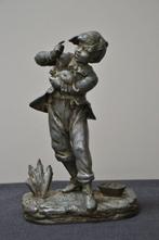 Beeld van een jongen met een kat - 30,6 cm - Figurine -  (1), Antiek en Kunst