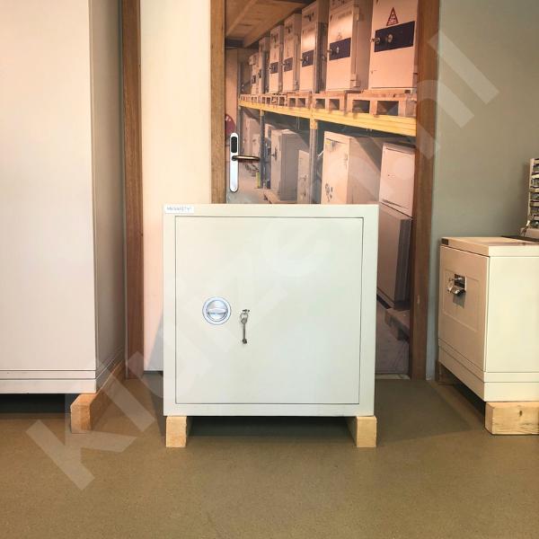 Gebruikte inbraakwerende kluis M021, Huis en Inrichting, Brandblussers en Brandkasten, Gebruikt, Verzenden