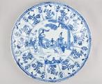 Bord - A CHINESE BLUE AND WHITE CHARGER DECORATED WITH