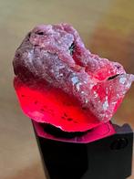 Robijn Ruw. Prachtige Mozambique Top Color Ruby Crystal.
