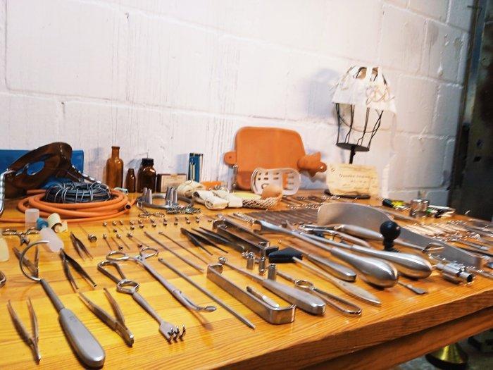 Chirurgische instrumenten (320) - Glas, Metaal, Plastic,, Antiek en Kunst, Antiek | Wandborden en Tegels