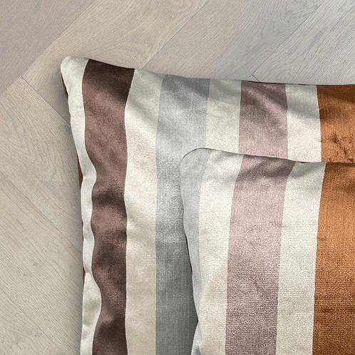 Loro Piana - Set of 2 new pillows made of Loro Piana velvet, Antiek en Kunst, Antiek | Tapijten, Tafelkleden en Textiel