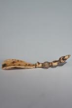 Een botbeeldhouwwerk - Benin - Nigeria, Antiquités & Art