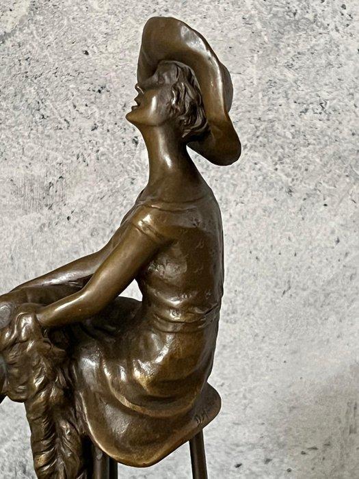 sculptuur, Elegant Bronze Sculpture – Seated Lady with Hat, Antiquités & Art, Curiosités & Brocante