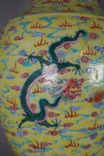 Vaas - Porselein - China - Vaas met negen draken Qianlong, Antiek en Kunst