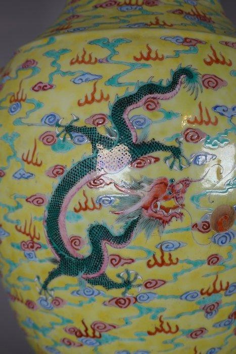 Vaas - Porselein - China - Vaas met negen draken Qianlong, Antiek en Kunst, Antiek | Overige Antiek
