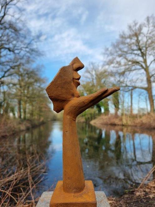 Beeldje - Girl waiving a kiss - IJzer, Antiek en Kunst, Curiosa en Brocante