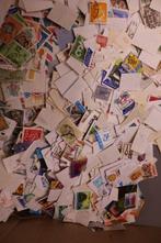 Wereld - Groot uitzoeklot van ca. 25.000 zegels in doos, Postzegels en Munten, Gestempeld