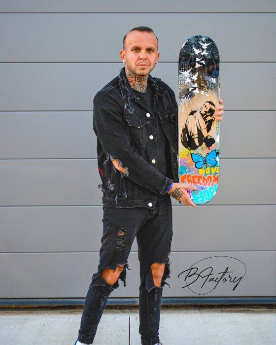 Baril Factory - Skate hommage Zarutska, Antiek en Kunst, Kunst | Designobjecten