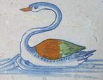 Tegel - Grote gekleurde Zwaan - 1650-1700, Antiek en Kunst
