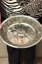 Zeer grote en zware Balinese zilveren Offerschaal met, Antiek en Kunst