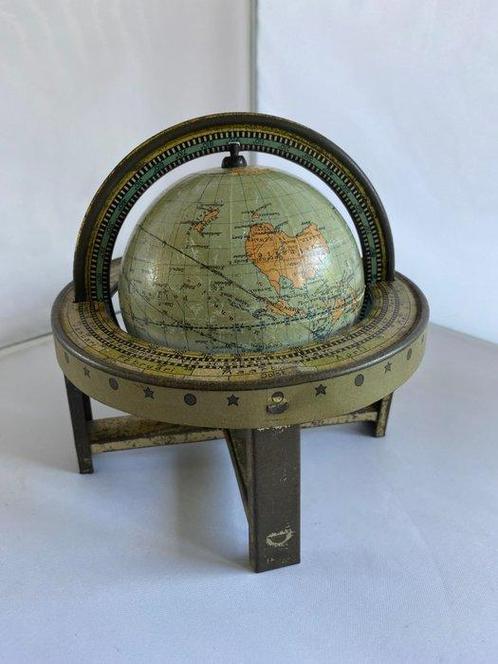 Miniatuur Blikken Globe - 1910-1920 - Globe in armatuur -, Antiek en Kunst, Curiosa en Brocante