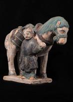 Oud-Chinees Terracotta Geglazuurd beeldje begeleid door een