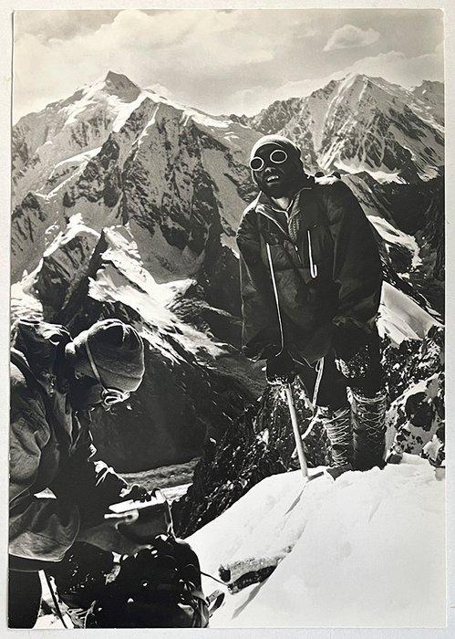 Vilém Heckel - Climbers on the Hindukush, Antiek en Kunst, Kunst | Designobjecten