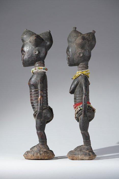 Een houten beeld. - Attie - Ivoorkust (Zonder minimumprijs), Antiek en Kunst, Kunst | Niet-Westerse kunst