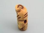 Een zeldzame netsuke die een staande vospriester afbeeldt,