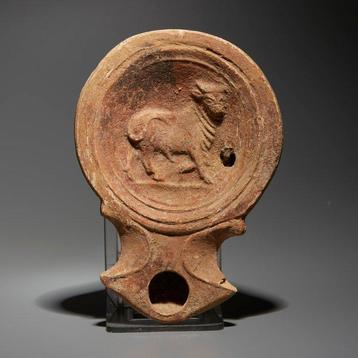 Romain antique Terre cuite Lampe à huile avec un taureau., Collections