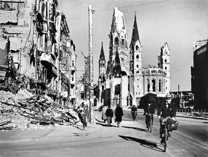 Robert Capa (1913–1954) - Berin Kurfürstendamm, 1945, Antiquités & Art, Art | Objets design