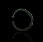 Bronstijd Versierde bronzen armband uit de Vroege