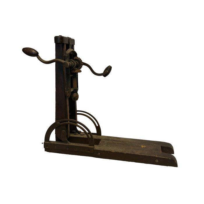 Thermisch code Hertellen ② Antieke handboor - Angular Beam Boring Machine - Hout, — Curiosa en  Brocante — 2dehands