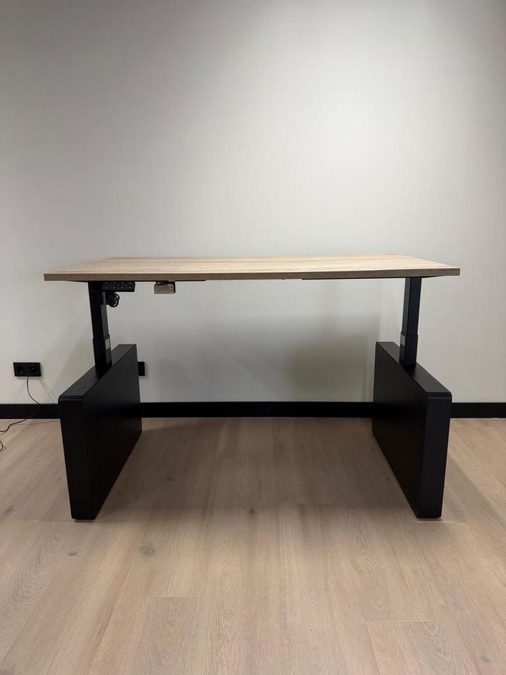 Zit Sta Bureau Met Luxe Wangelementen - Design Bureau, Huis en Inrichting, Bureaus, Stabureau, Nieuw, Elektrisch, In hoogte verstelbaar