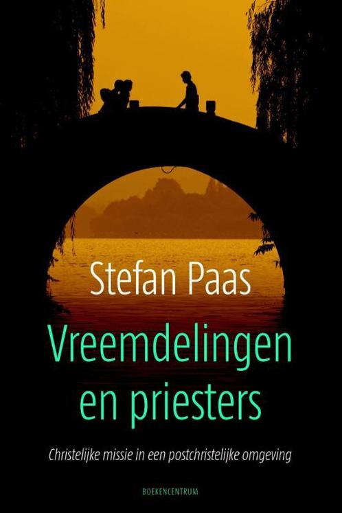 Vreemdelingen en priesters 9789023970446 Stefan Paas, Boeken, Godsdienst en Theologie, Zo goed als nieuw, Verzenden
