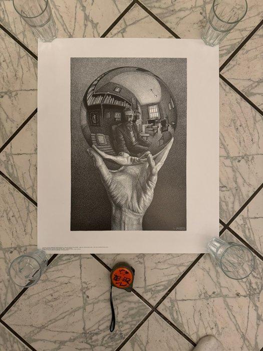 M.C. Escher (1898-1972) - Hand met spiegelende bol, Antiquités & Art, Antiquités | Autres Antiquités
