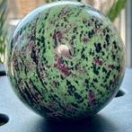 Ruby in zoisiet Fine polished Large Ruby in Zoisite sphere -, Verzamelen, Mineralen en Fossielen