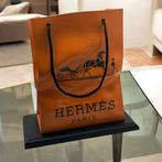 Art Stray-Nos - “ Éternité jetable” by Hermès