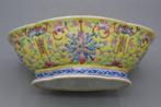 Bol - Fencai bowl with fine lotus and zhou decoration -