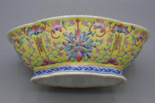 Bol - Fencai bowl with fine lotus and zhou decoration -, Antiquités & Art, Antiquités | Autres Antiquités