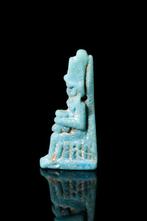 Oud-Egyptisch Faience Amulet van zittende Isis en haar zoon