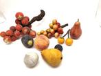Figuur - Loting van negen stuks fruit, druiven, vijgen,