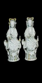 Twee Guanyn-beeldjes van wit porselein. - China - 20e eeuw, Antiek en Kunst